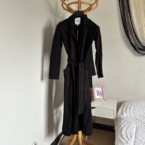 BB Dakota fitted, stretchy trench black